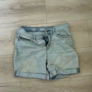 Cute light Jean shorts!